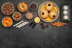 Free photo top view different snacks cips cookies flakes and nuts on grey surface meal snack breakfast color