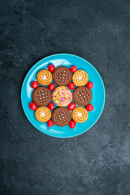 회색 표면 사탕 설탕 달콤한 차 쿠키 비스킷에 접시 안에 상위 뷰 다른 설탕 쿠키