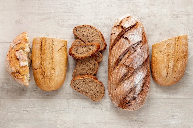 トップビューのさまざまな種類のパン