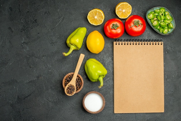 Бесплатное фото Вид сверху разных овощей, лимона, болгарского перца и помидоров на темном фоне, цвет салата, диета, здоровое питание