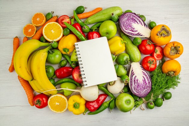 Вид сверху разные овощи с фруктами на белом фоне, диетический салат, здоровье спелых