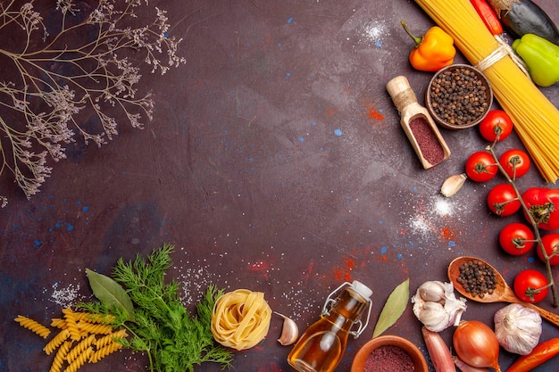 Бесплатное фото Вид сверху разные овощи с приправами на темном фоне, салат, здоровая еда, еда