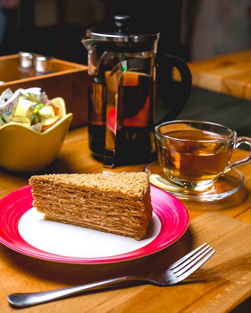 Foto gratuita vista dall'alto disertare la torta al miele con una tazza di tè