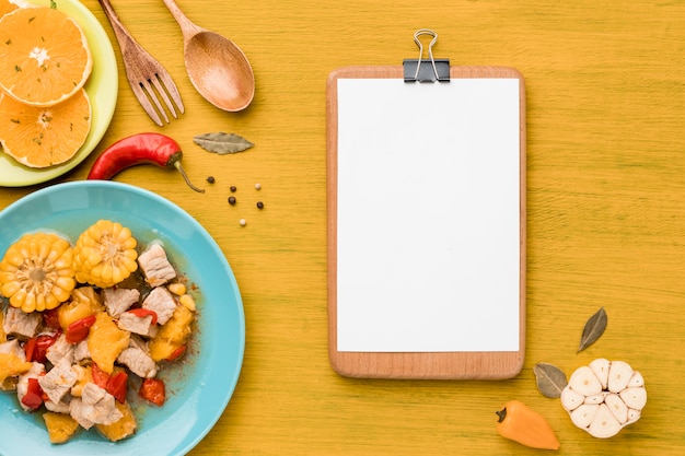 Foto gratuita piatto vista dall'alto con carne e mais