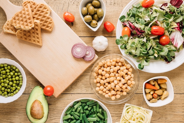 Vista dall'alto di piatti con waffle e insalata