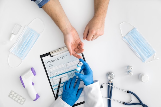 Foto gratuita medico di vista dall'alto che dà il vaccino covid