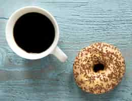 Foto gratuita vista dall'alto di ciambella con spruzzi e caffè