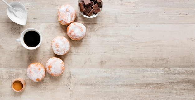 Foto gratuita vista dall'alto di ciambelle con caffè e cioccolato