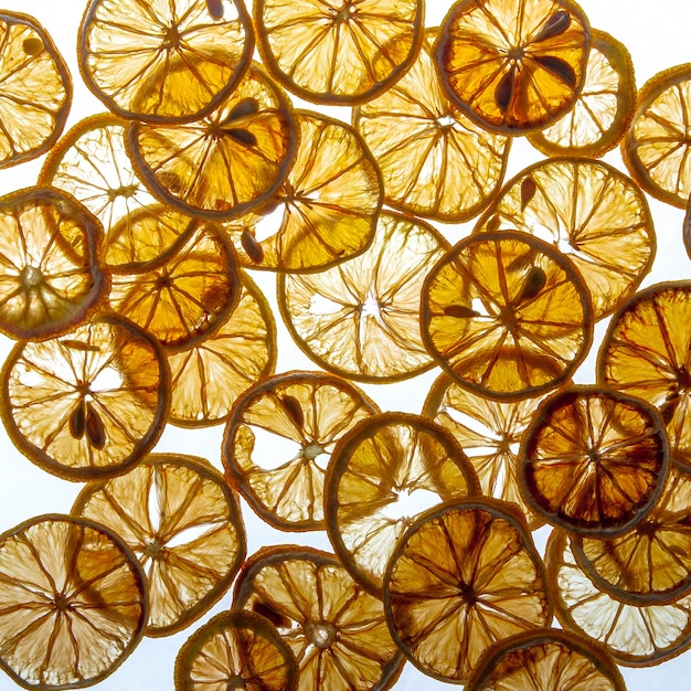 밝은 흰색 배경에 상위 뷰 말린 레몬 조각 패턴