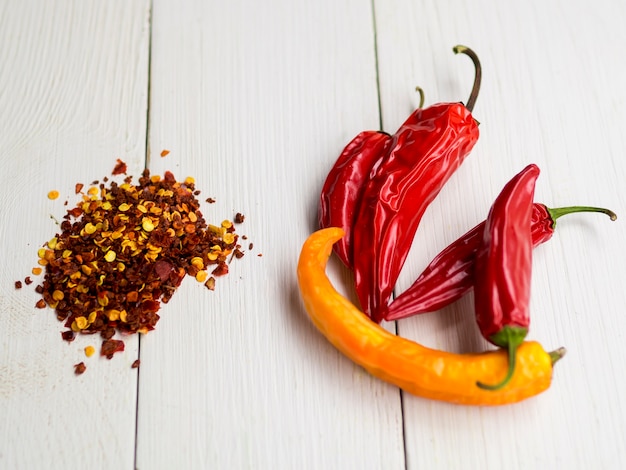 Free photo top view dry chilli with spices