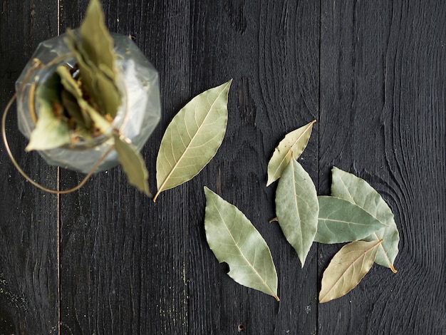 Foto gratuita foglie asciutte di vista superiore su fondo di legno