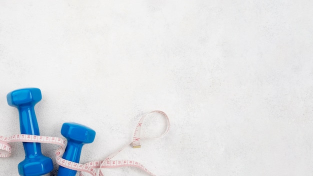 Foto gratuita dumbbells vista dall'alto su sfondo di stucco