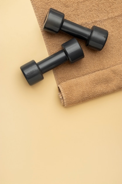 Free photo top view dumbbells on towel