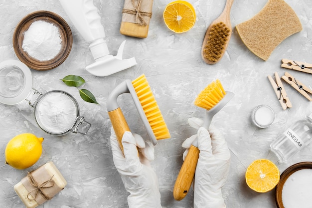 Vista dall'alto di prodotti per la pulizia ecologici con spazzole e limone