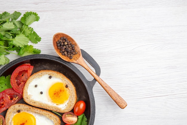 흰색 배경에 토마토와 채소를 곁들인 상위 뷰 계란 토스트 아침 점심 식사 컬러 사진 아침 샐러드