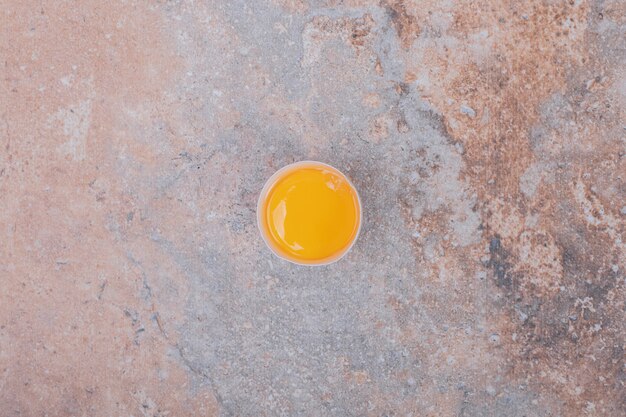 Вид сверху яичного желтка, изолированного на мраморном столе.