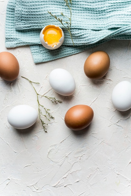 Free photo top view eggs on white background