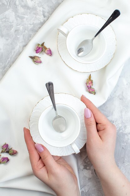 흰색 표면 수평 색상 유리 음식 요리 식탁에 접시 스푼과 꽃이 있는 상위 뷰 우아한 컵