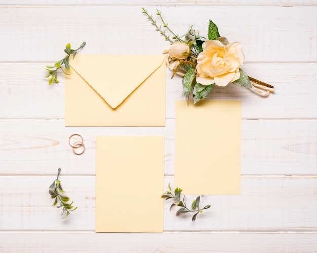 結婚式の花を持つトップビューエレガントな封筒