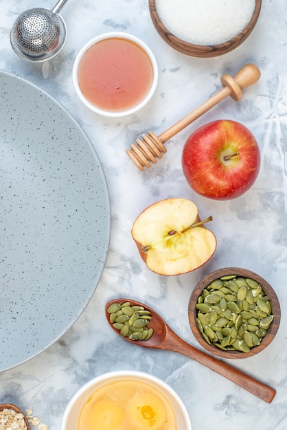 빈 회색 접시와 얼음 탁자에 놓인 건강식을 위한 재료의 상단 보기