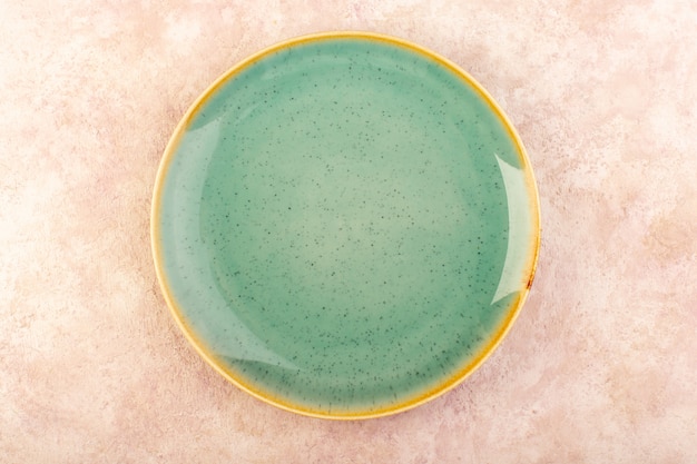 Free photo a top view empty green plate round shaped isolated meal table