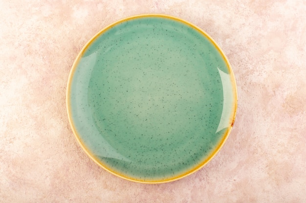 상위 뷰 빈 녹색 접시 둥근 모양의 고립 된 식사 테이블