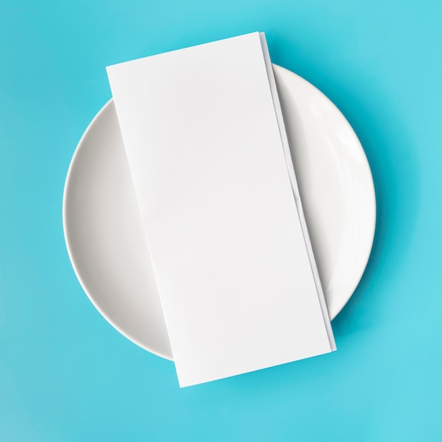 Вид сверху пустой меню бумаги на белой тарелке