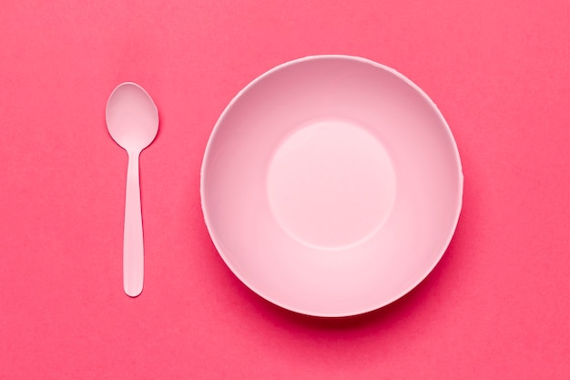 상위 뷰 빈 분홍색 그릇과 숟가락