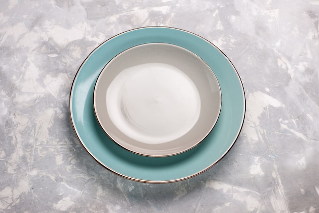 밝은 흰색 표면에 유리로 만든 빈 접시의 상위 뷰