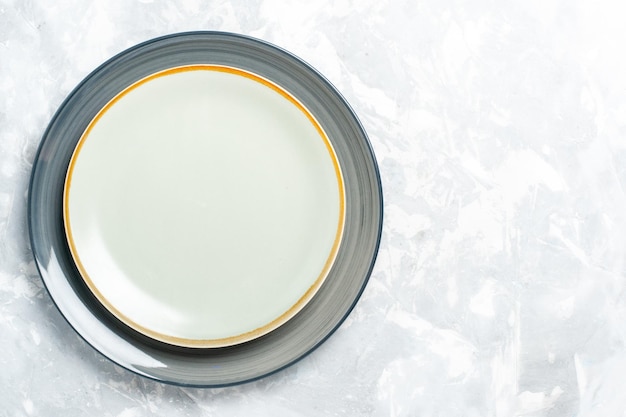 Вид сверху пустые круглые тарелки на белой поверхности