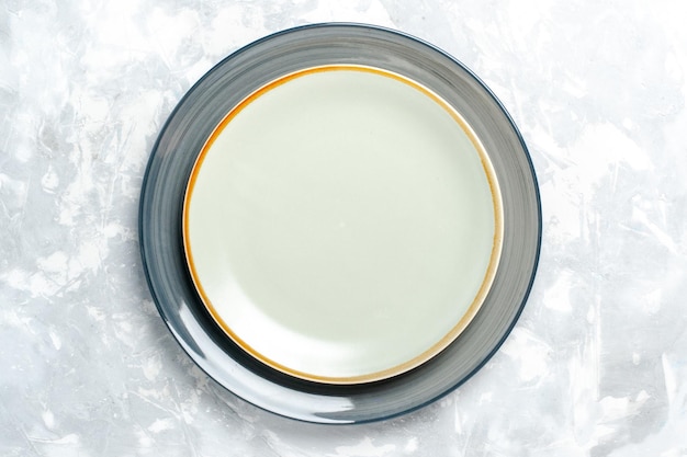 Вид сверху пустые круглые тарелки на белой поверхности