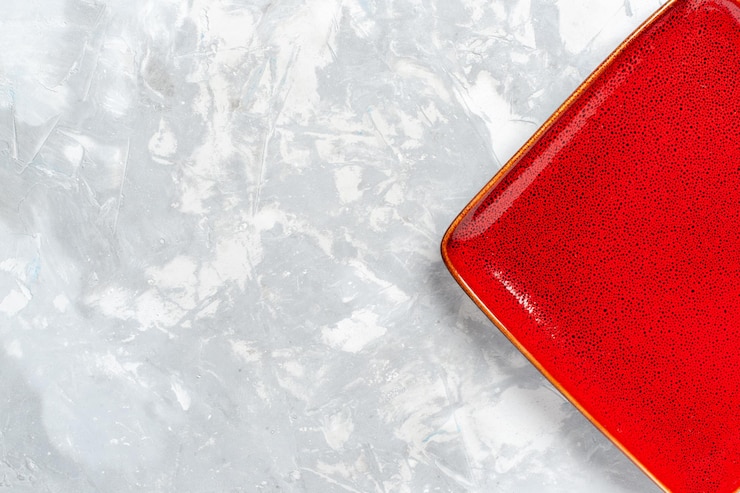 Free Photo top view empty square plate red ed on the white desk