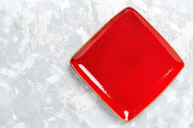 Вид сверху пустая квадратная тарелка красного цвета на белой поверхности