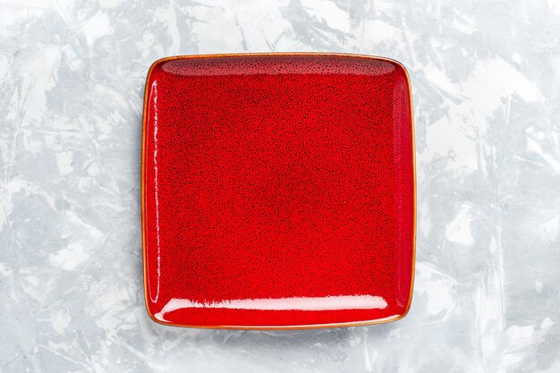 Free photo top view empty square plate red ed on white surface