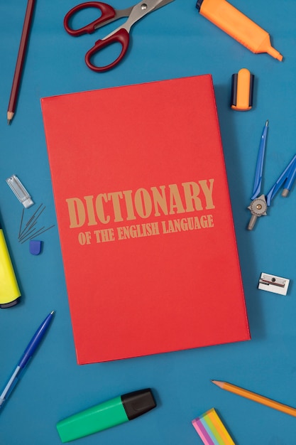 Foto gratuita dizionario e strumenti inglesi con vista dall'alto