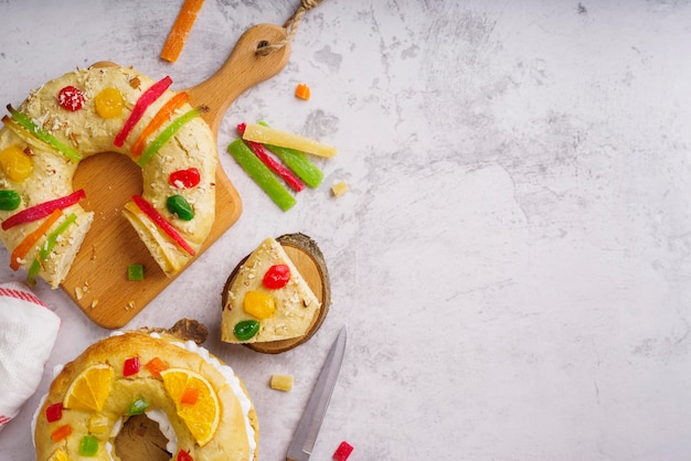 Foto gratuita vista dall'alto di dolci del giorno dell'epifania con dolci e copia spazio