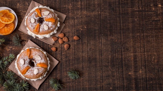 Foto gratuita assortimento di cibo del giorno dell'epifania vista dall'alto con lo spazio della copia