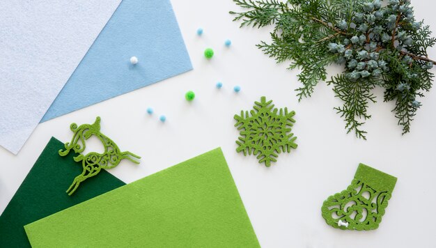 종이와 식물로 크리스마스 선물을 만들기위한 필수품의 상위 뷰