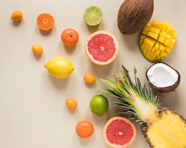 Foto gratuita vista dall'alto concetto di frutta esotica e fresca