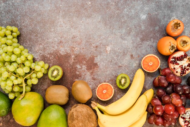 Foto gratuita vista dall'alto frutta esotica con spazio di copia