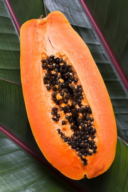 Бесплатное фото Вид сверху экзотических фруктов папайи, готовых к употреблению