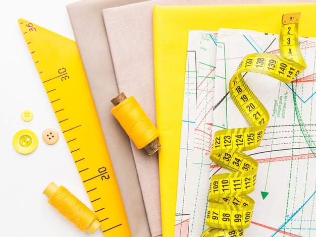 測定テープと糸で生地の上面図