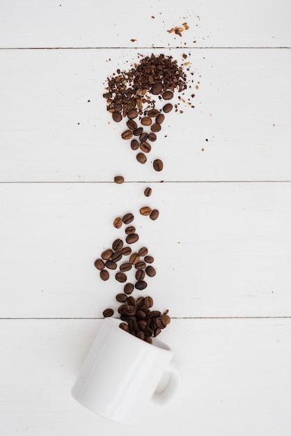커피 곡물과 상위 뷰 타락한 컵