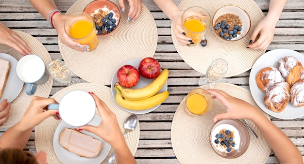 Free photo top view of family having lunch together outdoors