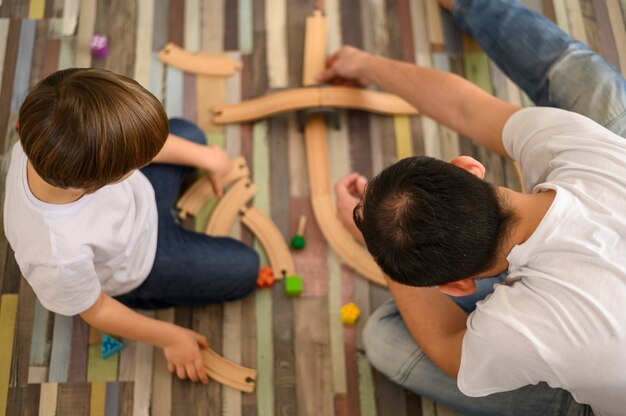 トップビューの父が息子と遊ぶ