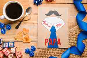 Foto gratuita vista superiore festa del papà disegno sul tavolo