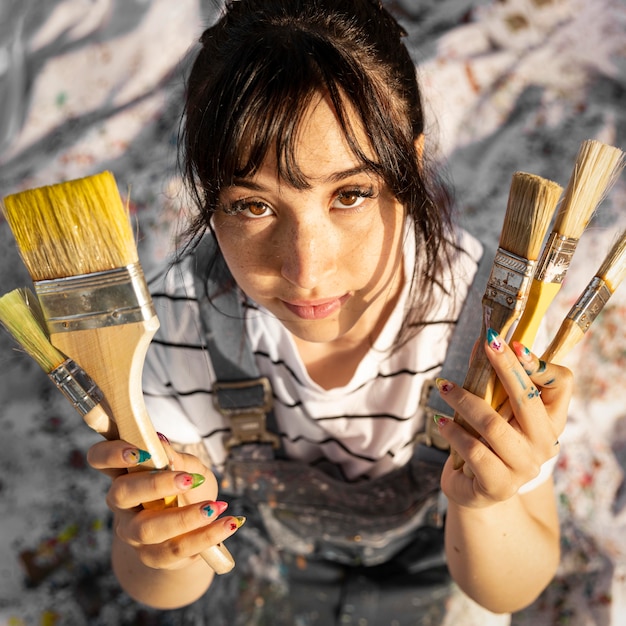 페인트 용으로 여성 화가의 상위 뷰