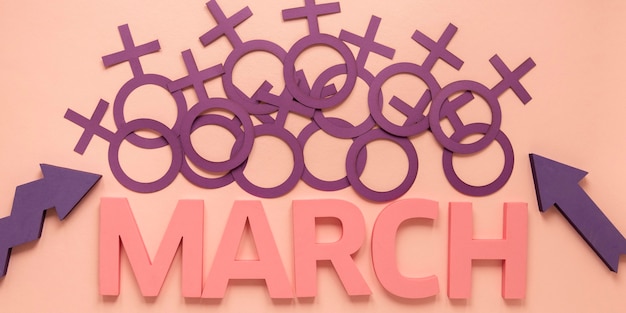 Вид сверху женских символов с маршем на женский день