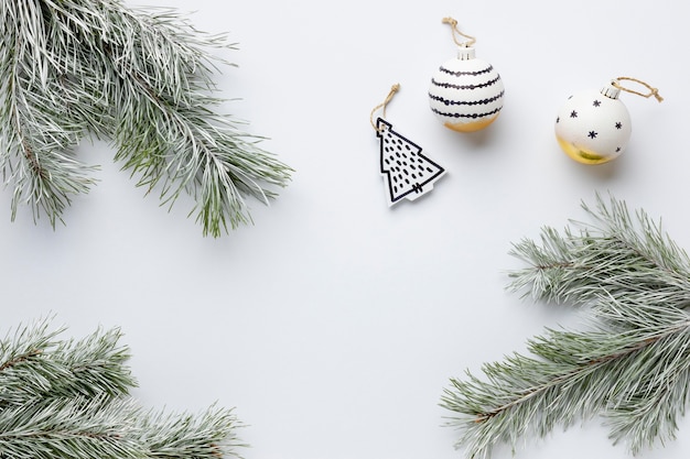 Foto gratuita assortimento di ornamenti natalizi festivi vista dall'alto con spazio di copia