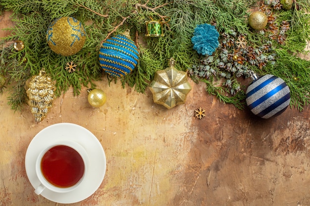 上面図モミの枝クリスマスツリーはベージュの背景にお茶を飾ります